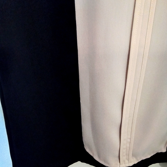 Massimo Two Tone V Neckline Sleeveless Blouse - Picture 10 of 11